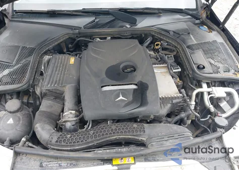 2017 Mercedes-Benz C 300 Luxury/Sport z USA, uszkodzony, nr VIN 55SWF4JBXHU232570